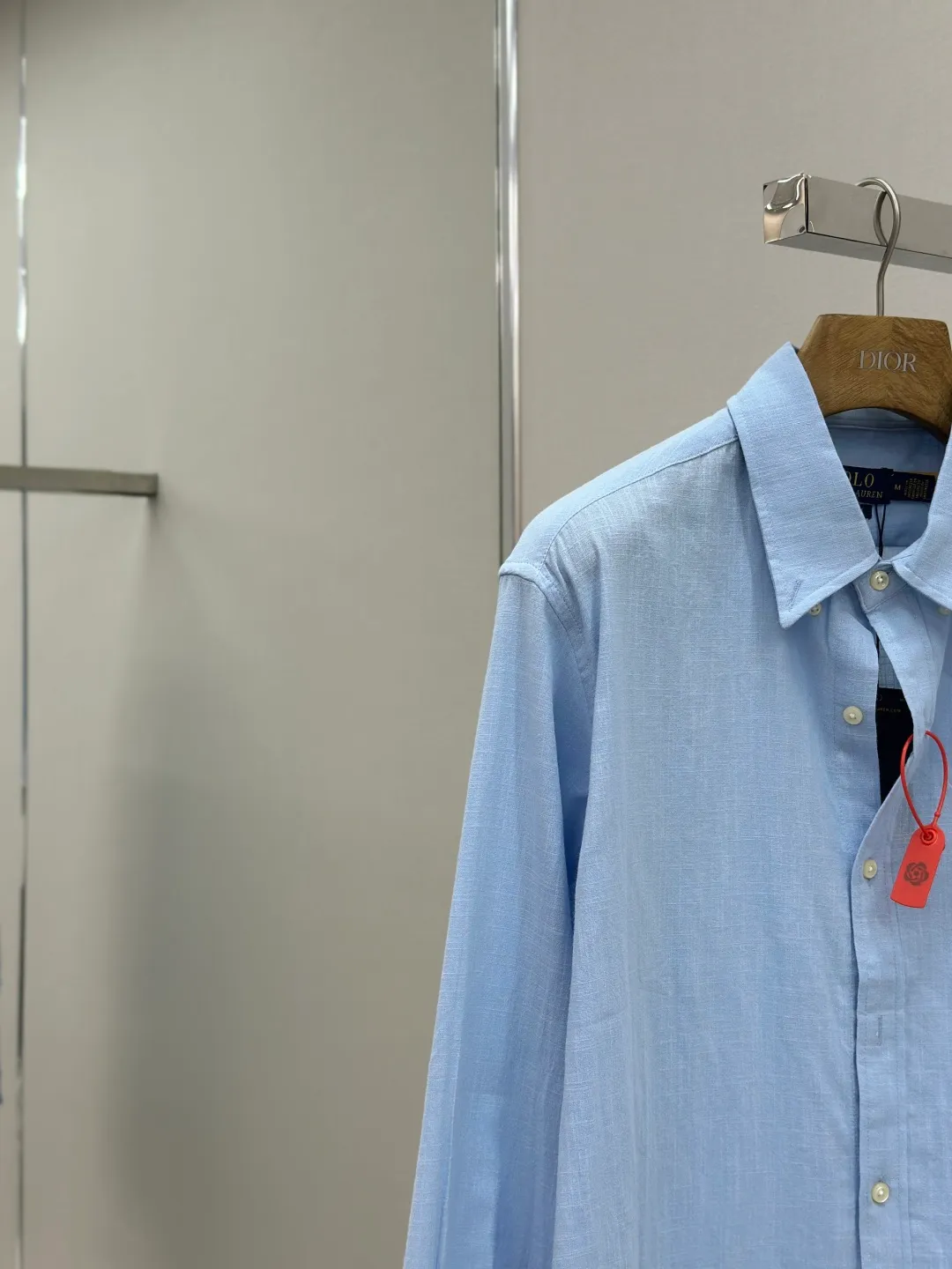 P400 Ralph Lauren embroidered linen shirt. Selected high-quality linen material with natural texture and breathability. Tight and smooth, comfortable and close to the skin. Stunning appearance in a clear light blue. The iconic pony embroidery is like a smart note jumping on the elegant canvas. Simple but highly recognizable. The ingenious design of the outer pleated split back shoulder adds a sense of agility and detachment. The minimalist shape contains the soul of fashion. Process 1: Adopting imported machine embroidery technology and using advanced computer control systems and precision mechanical components to achieve the iconic pony embroidery operation with high precision and smooth and delicate lines. Process 2: Using the side-turn buried clamp sewing process, which is smooth and tidy. Process 3: The fabrics have been washed and have a better hand feel. Not easy to deform, not easy to shrink, not easy to fade, and maintain long-term beauty. Accessories: Customized 1:1 thick plate resin buckle Customized 1:1 Ralph Lauren trademark Fit: Loose fit Size: S M L XL Style number: 25246-B20
